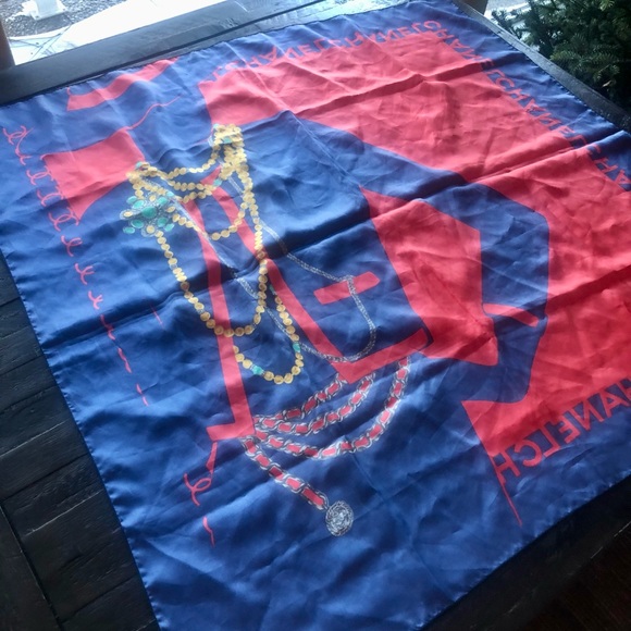 😍 Vintage Chanel Silk Scarfed with Vibrant colors on classic Lady COCO 💙❤️💛 - Picture 9 of 9